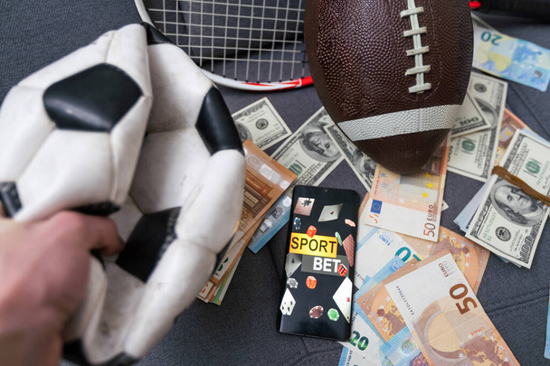 ギャンブルモバイルアプリケーション、ボールやお金の銀行券とスマートフォン。スポーツと賭けの概念. - 写真・画像