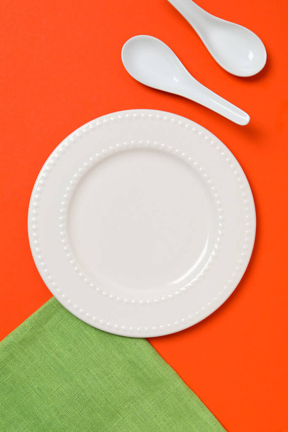 Mínimo ajuste de mesa con plato en blanco, vista superior - Foto, Imagen
