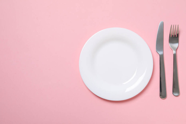 Minimal table setting with blank dish, space for text - Fotoğraf, Görsel