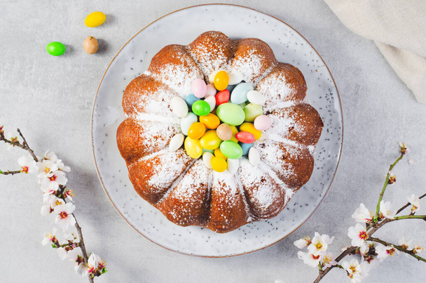 Pääsiäiskakku, perinteinen kakku koristeltu sokerimunilla kirkkaalla harmaalla taustalla - Valokuva, kuva