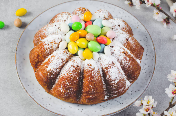 Pääsiäiskakku, perinteinen kakku koristeltu sokerimunilla kirkkaalla harmaalla taustalla - Valokuva, kuva