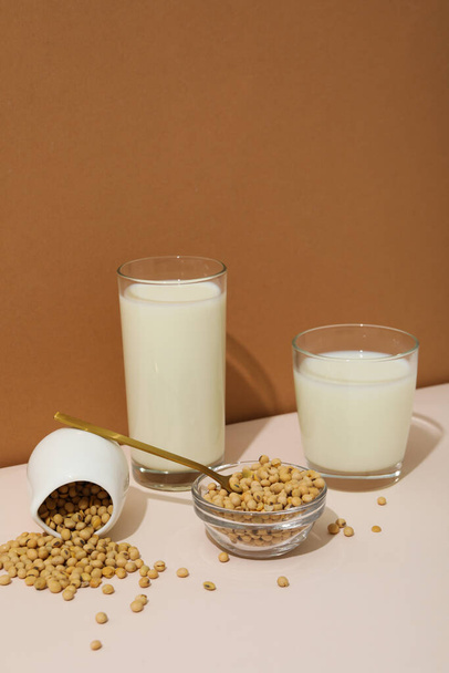 Leche de soja y soja, composición para un concepto alimentario saludable - Foto, imagen