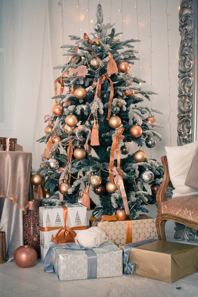 L'interno di anno nuovo. regali e giocattoli sotto l'albero di Natale. Addobbi natalizi. Lusso, luminoso, pulito interni luminosi bella casa. - Foto, immagini