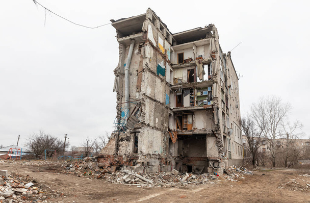 Kilátás egy lakóháztömbre, ami megsemmisült egy robbanásban, amit rakétatűz okozott Izyumban, Kharkiv Regben. Ukrajna - Fotó, kép