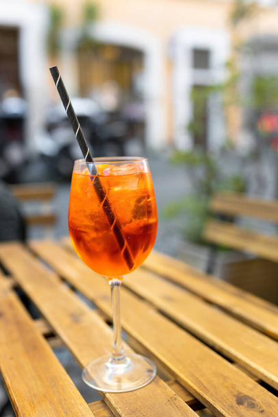 Un apéritif alcoolique italien typique servi dans un bar. Boisson alcoolisée à base de table avec glaçons et oranges. - Photo, image