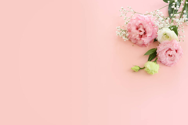 Πάνω εικόνα άποψη του λεπτή ροζ λουλούδια lisianthus πάνω από παστέλ φόντο - Φωτογραφία, εικόνα
