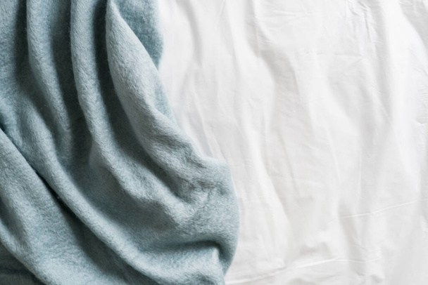 ylhäältä näkymä rypistynyt villa ruudullinen puuvilla lakana makuuhuoneessa, tekstiili huopa pehmeästä kankaasta, petaamaton sänky, lähikuva - Valokuva, kuva