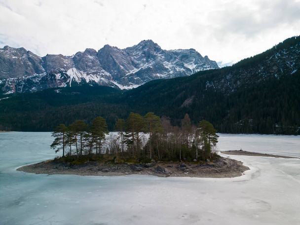 Lac Eibsee en hiver devant Zugspitze, Allemagne - Photo, image