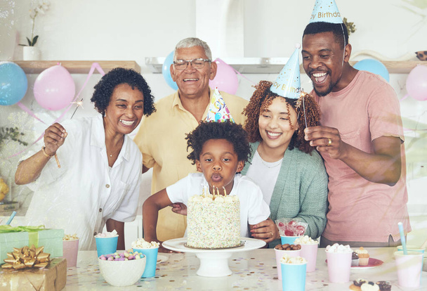 Születésnapi party, torta és szopás a családdal a konyhában ünneplés, kötődés és gyengédség. Boldogság, izgatott és nagyszülők a szülők és a gyermek otthon meglepetés, szórakozás és esemény. - Fotó, kép