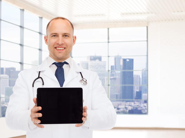 smiling male doctor with tablet pc - Фото, изображение