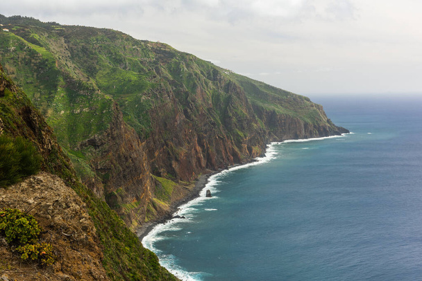 Весной скалы в Атлантическом океане на острове Мадейра - Фото, изображение