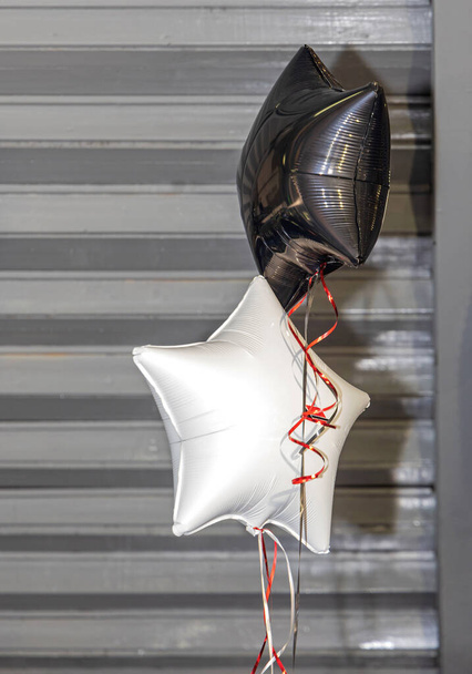 Hélium töltött fekete-fehér csillag alakú léggömbök party dekoráció - Fotó, kép