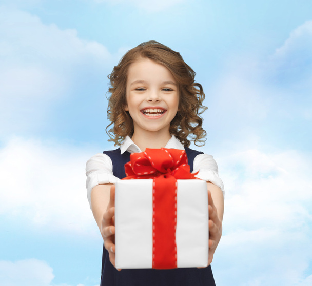 happy smiling girl with gift box - Фото, зображення