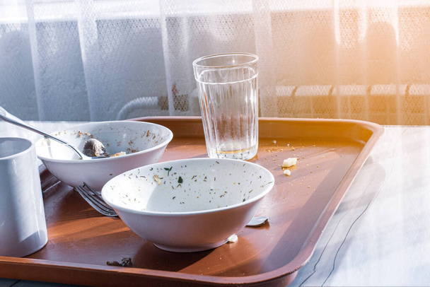 остатки грязной посуды на столе после еды в пункте общественного питания - Фото, изображение