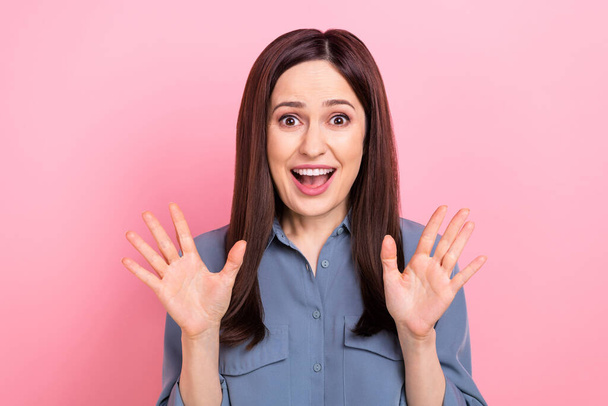Portrait of mature age overjoyed funky lady raise palms shocked unexpected good news reaction shopping day promo isolated on pink color background. - Fotoğraf, Görsel