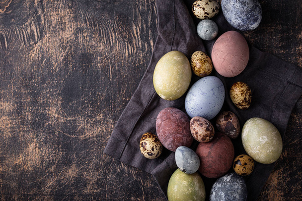 Пасхальные яйца окрашены натуральным эко-цветом - Фото, изображение