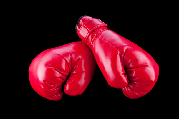 rote Boxhandschuhe isoliert auf schwarz - Foto, Bild
