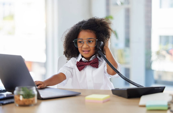 Κοριτσάκι, τηλέφωνο και laptop σε τηλεφωνικό κέντρο που εργάζονται ή παίζουν προσποιούνται ως σύμβουλος πωλήσεων στο γραφείο. Ευτυχισμένο παιδί στο τηλέφωνο μιλάει στο γραφείο συμβούλων για φαντασία, δουλειά ονείρου ή καριέρα. - Φωτογραφία, εικόνα