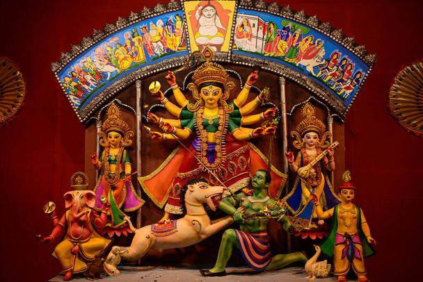 Déesse devi Durga idole décorée lors d'un puja pandal à Kolkata, Bengale occidental, Inde. Durga Puja est l'une des plus grandes fêtes religieuses de l'hindouisme et est maintenant célébrée dans le monde entier. - Photo, image