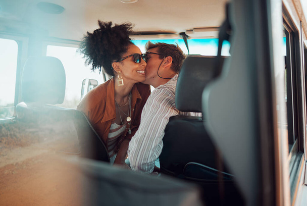 Amore, coppia e bacio guancia in viaggio, vacanza o vacanza estiva. Occhiali da sole, diversità e uomo baciare la donna, affetto o legame, cura o romanticismo sulla guida in auto e trascorrere del tempo insieme - Foto, immagini