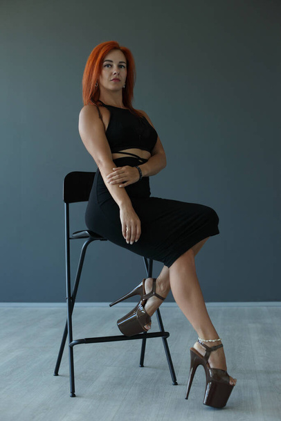 fiatal vörös hajú nő széken szexi fehérnemű - Fotó, kép