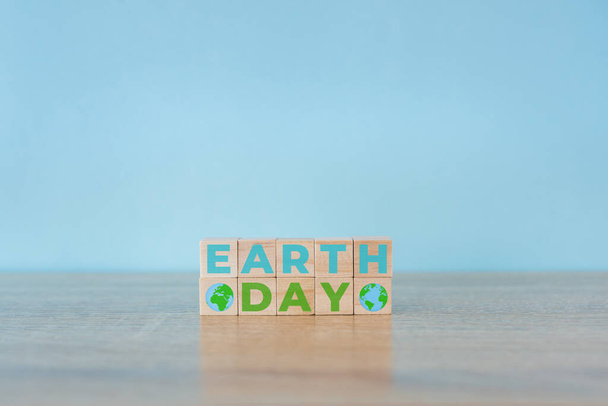 Cubes en bois avec Happy Earth Day, 22 avril. Prendre soin de la nature. Concept écologique écologique.  - Photo, image