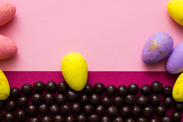Čokoláda a velikonoční vejce na barevném pozadí. Veselé Velikonoce - Fotografie, Obrázek