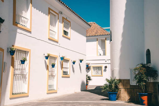 Ronda, Espanja - toukokuu 23 2019: Tyypillinen katu vanhassa kaupungissa Espanjassa - Valokuva, kuva