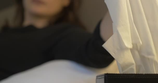 Γυναίκα φυσώντας τη μύτη λυπημένες αναμνήσεις Concept - Πλάνα, βίντεο