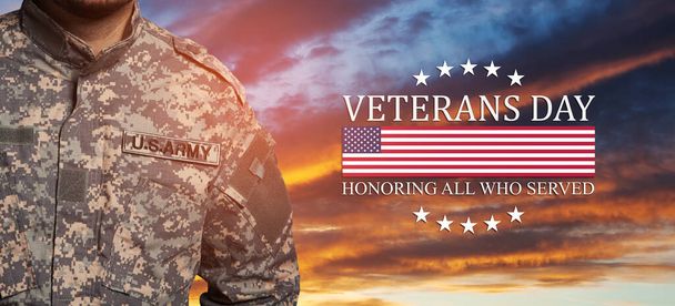 USA soldier in uniform on sunset sky background with USA flag and Text. Memorial Day or Veterans day concept. - Фото, изображение