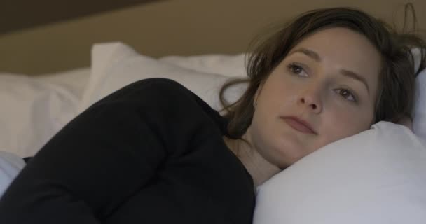 Vrouw valt langzaam in slaap - Video