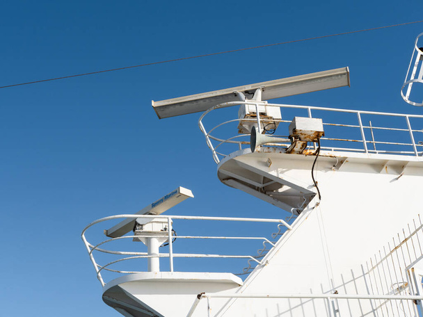 Puerto del Rosario, Spain; March 29th 2023: Sperry Marine radar antenna on Armas Ferry - Foto, immagini