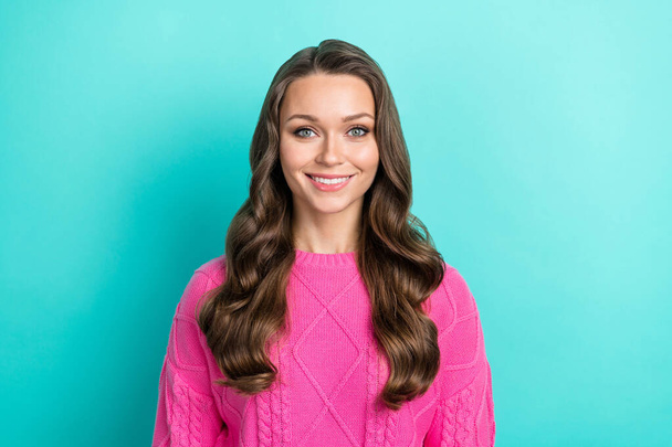 Portret van positief vrolijk schattig meisje met krullend kapsel slijtage paarse trui glimlachen op camera geïsoleerd op teal kleur achtergrond. - Foto, afbeelding