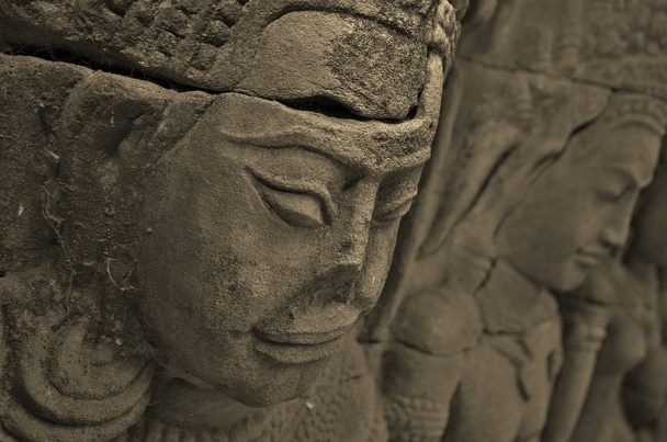 アンコールの古代寺院の壊れた鼻の彫刻 - 写真・画像