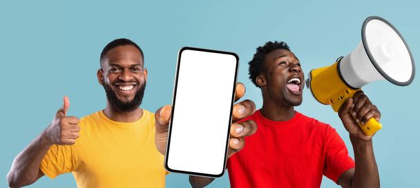 Schwarze Männer machen Ansage mit Megafon und zeigen leeres Smartphone mit weißem Bildschirm, aufgeregte afroamerikanische Jungs verwenden Lautsprecher für Werbung mobiles Angebot, Collage, Mockup - Foto, Bild
