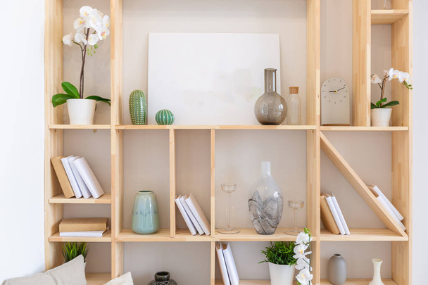 Luxuriöses, modernes Design-Studio-Apartment mit einem freien Layout in minimalistischem Stil. sehr helles, riesiges Zimmer mit weißen Wänden und Holzelementen. - Foto, Bild