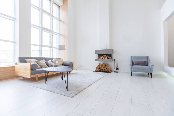 Luxury fashionable modern design studio apartment with a free layout in a minimal style. very bright huge spacious room with white walls and wooden elements. - 写真・画像