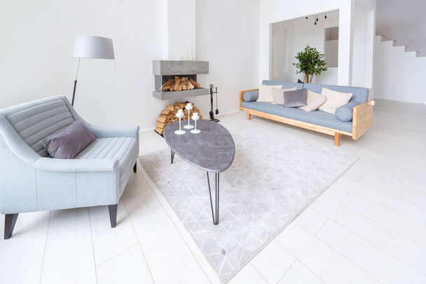 Luxury fashionable modern design studio apartment with a free layout in a minimal style. very bright huge spacious room with white walls and wooden elements. - Fotoğraf, Görsel