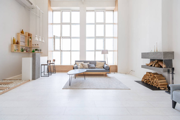 Luxury fashionable modern design studio apartment with a free layout in a minimal style. very bright huge spacious room with white walls and wooden elements. - Valokuva, kuva