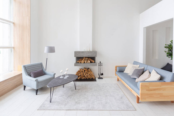 Luxury fashionable modern design studio apartment with a free layout in a minimal style. very bright huge spacious room with white walls and wooden elements. - Fotó, kép