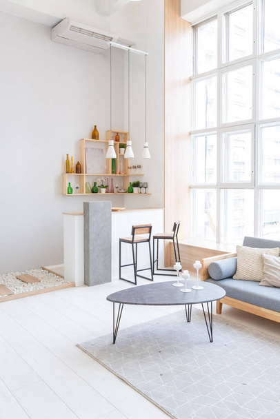 Luxury fashionable modern design studio apartment with a free layout in a minimal style. very bright huge spacious room with white walls and wooden elements. - Valokuva, kuva