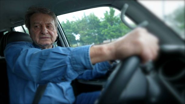Πρόσωπο που οδηγεί αυτοκίνητο στο δρόμο κρατώντας τιμόνι. Άνδρας καυκάσιος ώριμος οδηγός ηλικιωμένου - Φωτογραφία, εικόνα