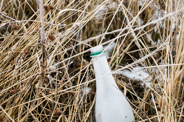 Botella en el suelo
 - Foto, Imagen