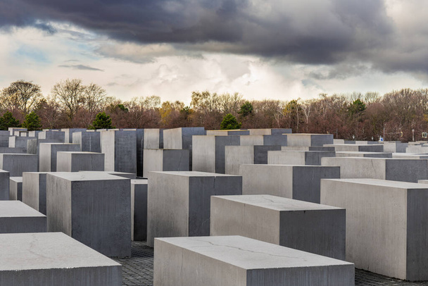 Berlijn, Duitsland - 25 maart 2019: Holocaust Memorial in Berlijn Mitte in Duitsland. - Foto, afbeelding