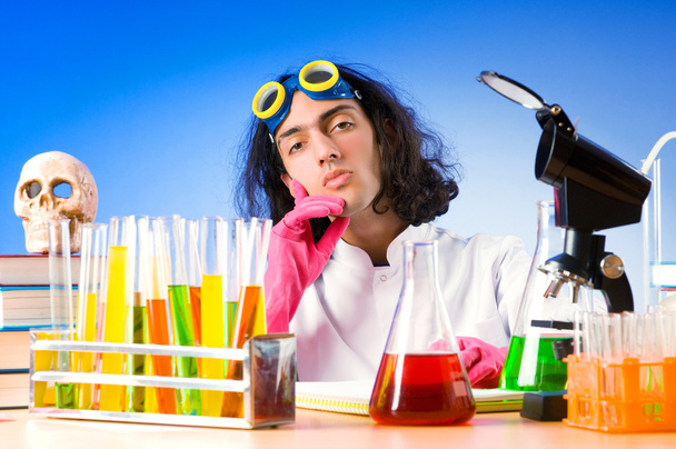 Químico en el laboratorio experimentando con soluciones - Foto, Imagen