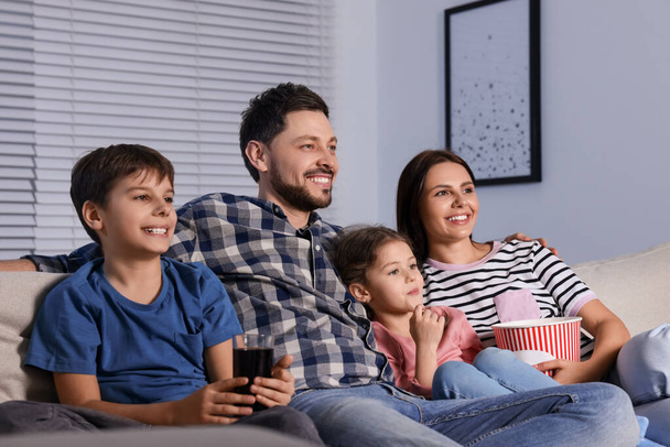 Szczęśliwa rodzina ogląda telewizję w domu wieczorem - Zdjęcie, obraz