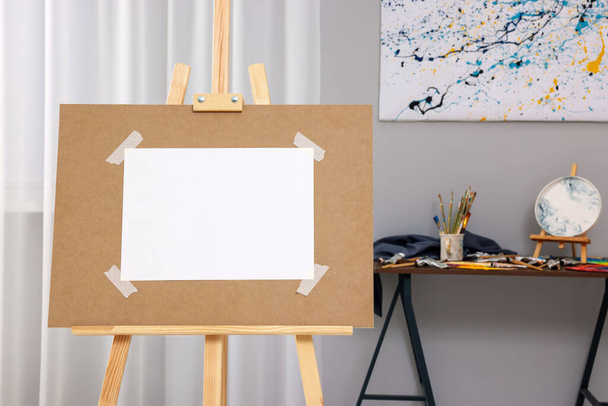 Wooden easel with taped paper in artist's studio - Foto, immagini