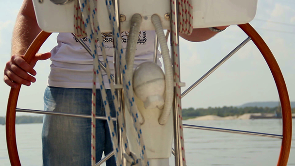 Καπετάνιος διευθύνσεως βάρκα στον ποταμό - Πλάνα, βίντεο