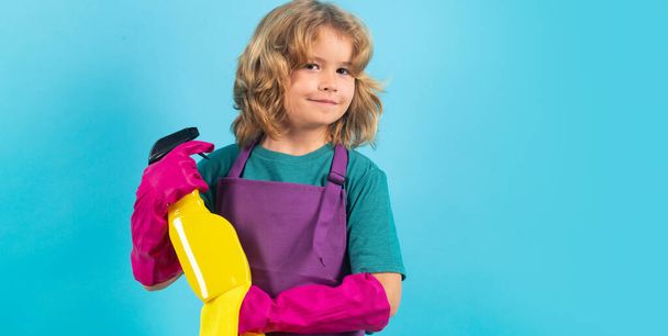 Sprzątaczka. Studio odizolowane portret dziecka mycia domu, sprzątanie domu. Detergenty i akcesoria do czyszczenia. Sprzątanie. Mały chłopiec zabawny gospodyni - Zdjęcie, obraz