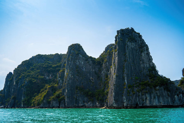 Malebný pohled na rock island v Zátoka Ha Long, Vietnam, jihovýchodní Asie. Světového dědictví UNESCO. Horská ostrovy v Ha Long Bay. Krásná krajina populární asijské památka slavné cíl z Vietnamu - Fotografie, Obrázek